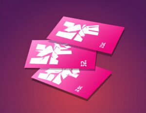 ピンク色の背景に、白いリボンがかかったようなデザインのギフト券が3枚、斜めに重なって配置されているイラスト。背景は紫からピンクへのグラデーション。